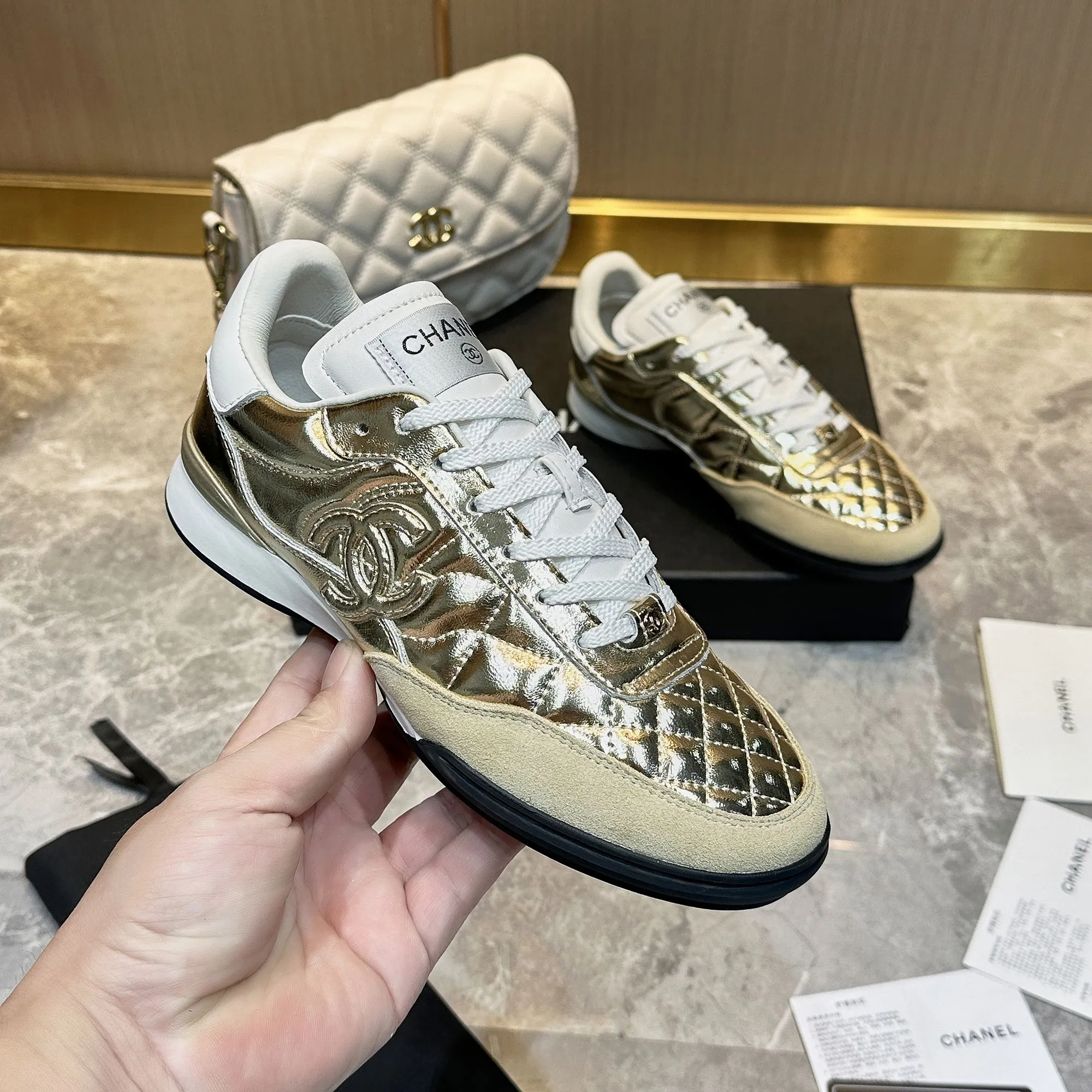 👟👟Ex-factory price 560👟👟 Chanel Chanel - 2024 counter top casual sports shoes This classic design; the upper is electro-embroidered with a variety of techniques; the outsole is fashionable and sporty; it is unusual to incorporate a variety of color matching elements... The diversified mix and match is very beautiful and versatile, casual, fashionable, sports and outdoor can be taken into account... ꫛꫀꪝ Go➫ Material: ❶Upper is made of: Original imported mixed-breed sheep ❷Inside made of: original imported breathable sheepskin ❸Outsole based on: original TPU outsole Full set of boutique packaging for women 35–41